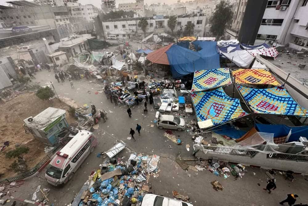 Pekarangan hospital al-Shifa yang turut menjadi tempat berlindung ribuan penduduk hilang tempat tinggal.