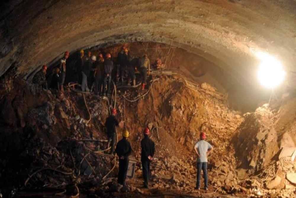 
Terowong kereta api runtuh di Guizhou, China. - Agensi