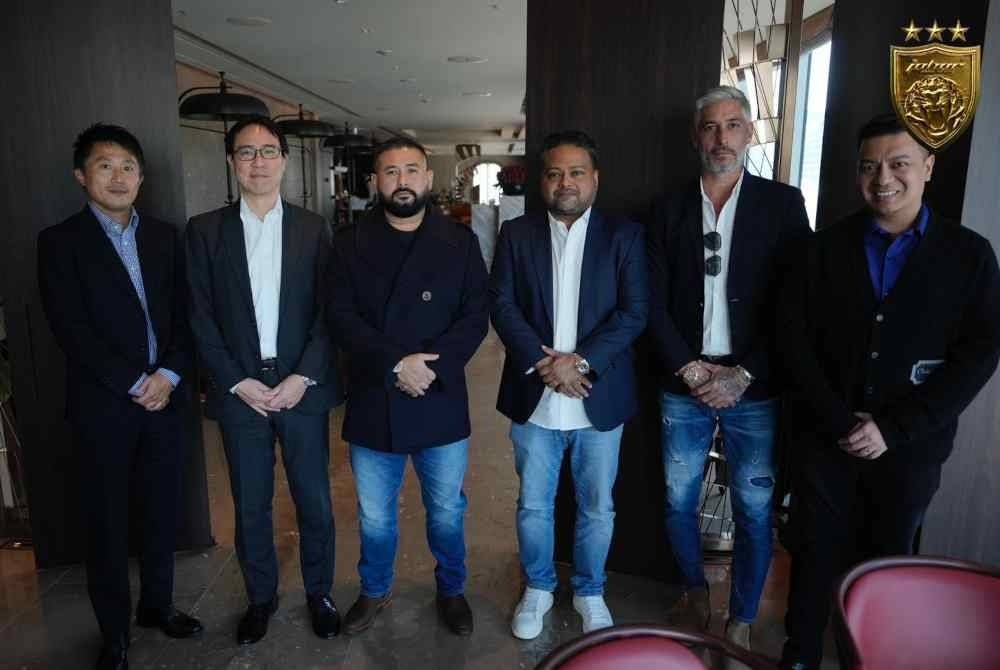 Tunku Ismail (tiga dari kiri) bersama wakil J. League di Jepun pada Isnin. Foto Facebook Johor Southern Tigers.