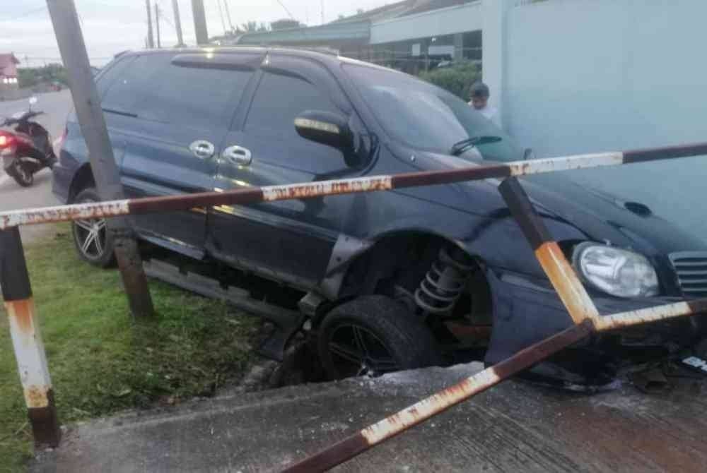 Kenderaan Naza Ria dinaiki mangsa selepas terlibat kemalangan.