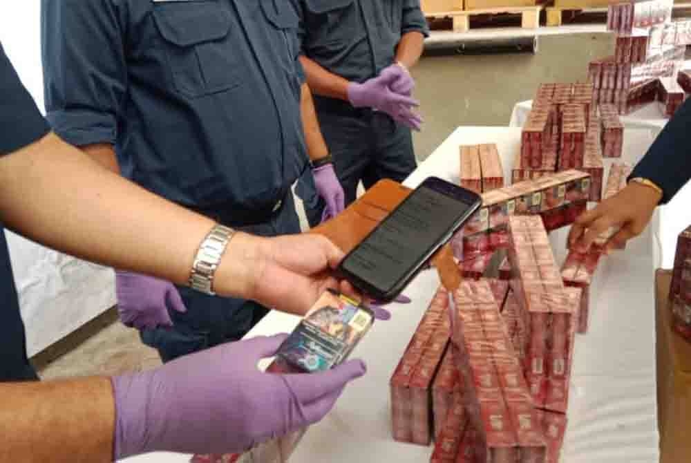 JDKM menunjukkan cara untuk mengesan rokok bercukai atau tidak dalam sidang akhbar di JKDM Negeri Sembilan pada Selasa.