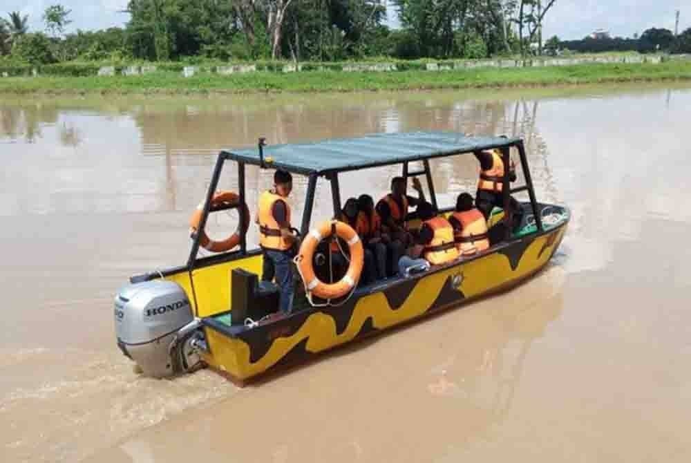 Bot yang membawa pelancong menelusuri Sungai Kedah dan Sungai Anak Bukit antara tarikan baharu bandar raya Alor Setar.