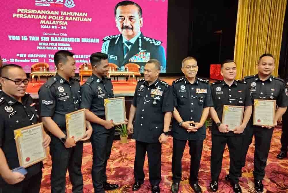 Aidi (tengah) bertemu penerima sijil penghargaan sempena MAPA kali ke-34 2023 pada Selasa.