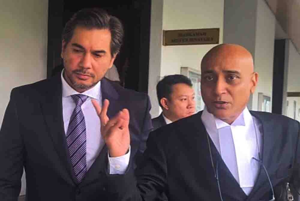 Adam (kiri) hadir di Mahkamah Sesyen Kuala Lumpur pada Selasa, bagi prosiding kes rasuah dan AMLA berkaitan Jana Wibawa.