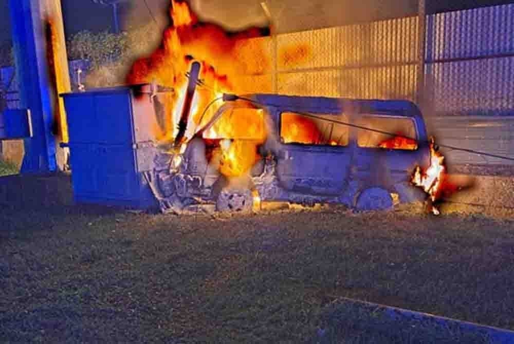 Mangsa yang memandu van yang terbabas melanggar tiang telekomunikasi ini berjaya menyelamatkan diri keluar dari kenderaan, dalam kejadian di Jalan Charleton, Taman Cherry, Ipoh, malam tadi. - Foto Ihsan JBPM Perak