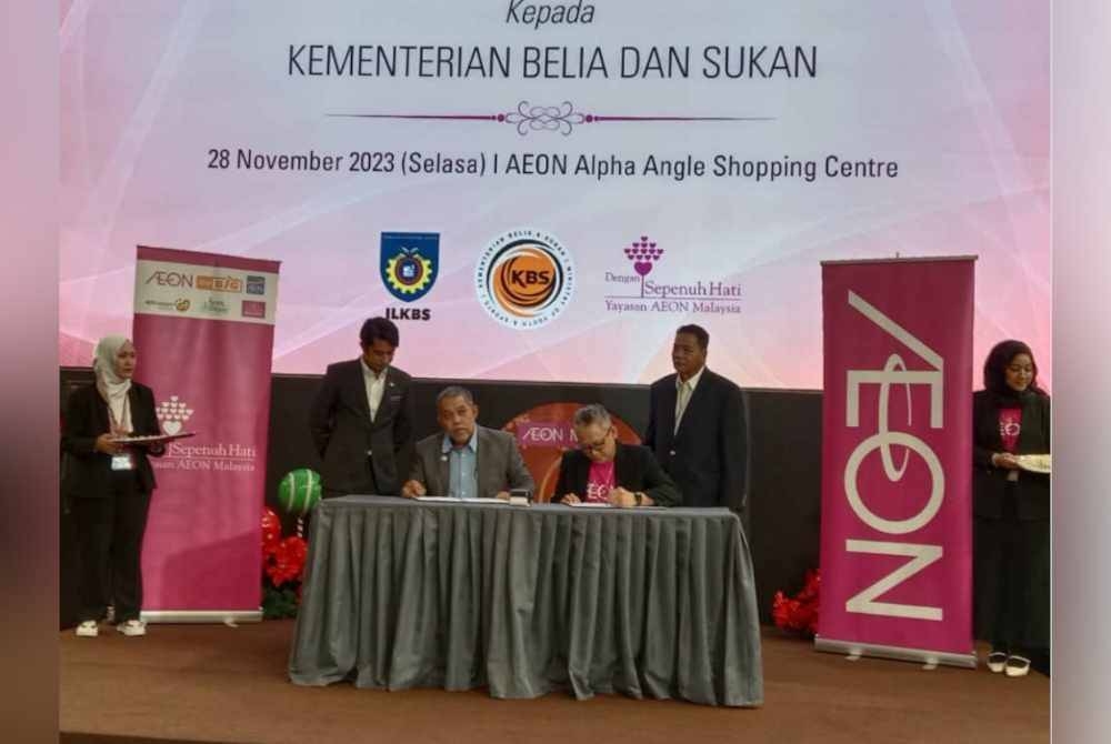 Majlis menandatangani MoU antara AEON dan BPKB, KBS diwakili Kasuma (duduk, kanan) dan Shahrul Affendi (duduk, kiri) disaksikan Adam Adli (berdiri, kiri).