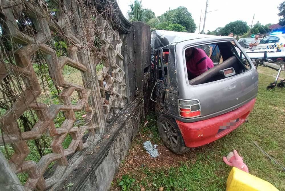 Keadaan kereta Perodua Kancil dipandu mangsa yang maut selepas terlibat kemalangan. Foto: Ihsan polis