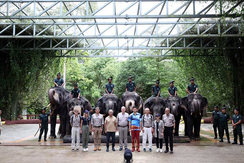 Al-Sultan Abdullah berkenan bergambar kenangan bersama Putera Albert Il. - Foto Bernama