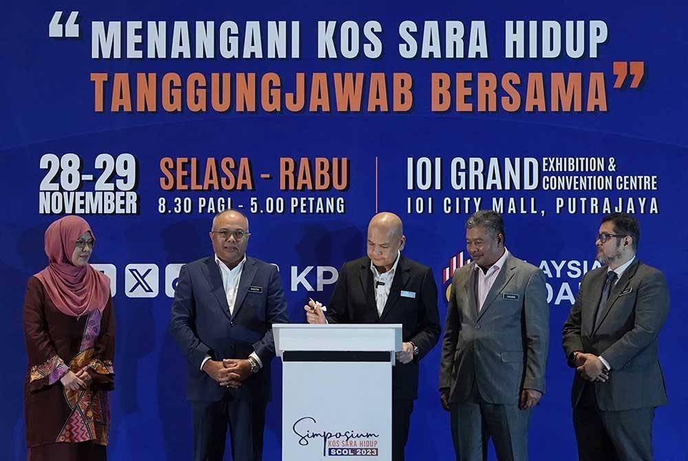 Armizan (tengah) merasmikan Simposium Kos Sara Hidup (SCOL 2023) di Putrajaya hari ini. - Foto Bernama