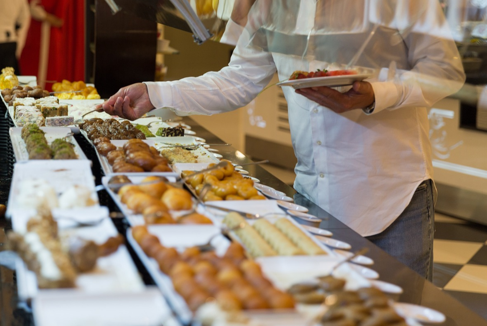 BERPADA-PADALAH ketika makan dan mengambil hidangan agar tidak berlebih-lebihan serta memudaratkan diri sendiri. -Gambar hiasan