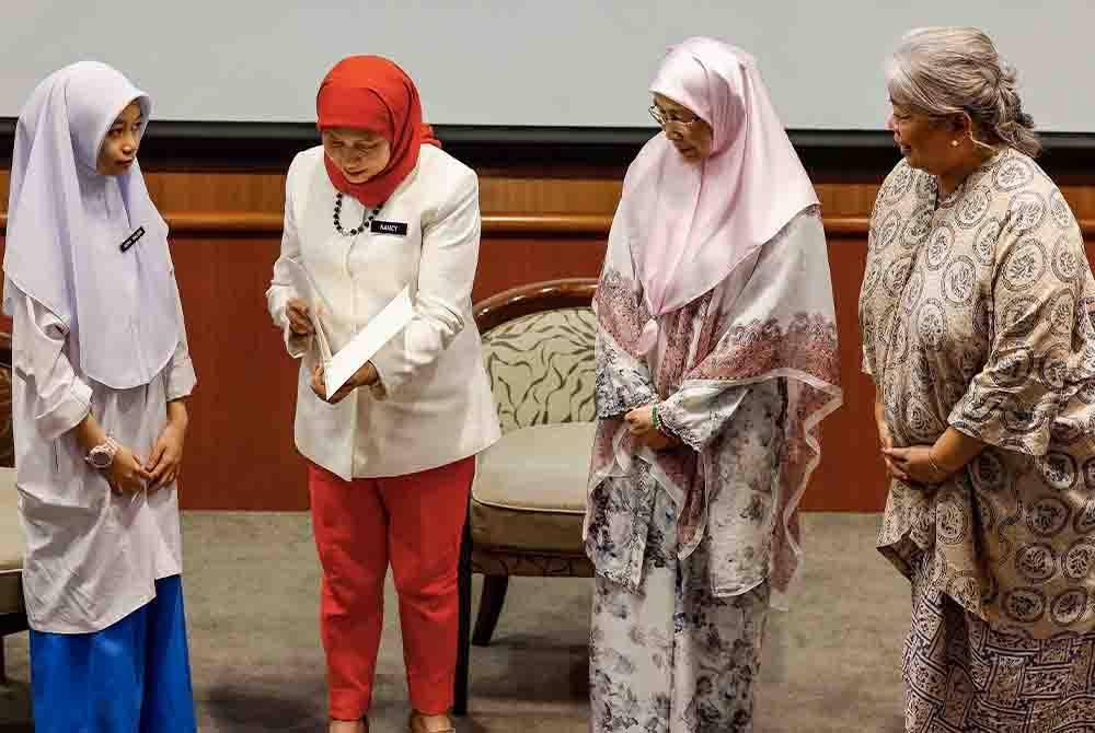 Nancy (dua dari kiri) menerima memorandum daripada pelajar Aura Balqis (kiri) pada Sesi Townhall 'Child Protection: Working Together to Enhance Child Protection di Wisma CL Help University, Jalan Semantan pada Selasa. Turut hadir Wan Azizah (dua dari kanan) dan Pengasas bersama Yayasan Chow Kit Datuk Dr Hartini Zainudin (kanan). - Foto Bernama