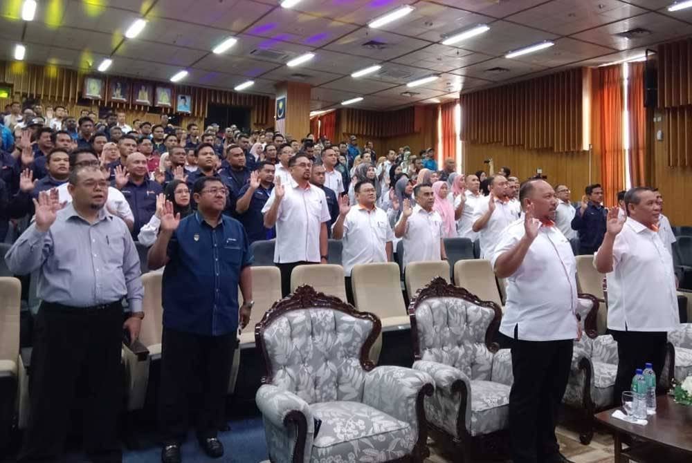 Sebahagian kakitangan Sains yang hadir pada program tersebut.