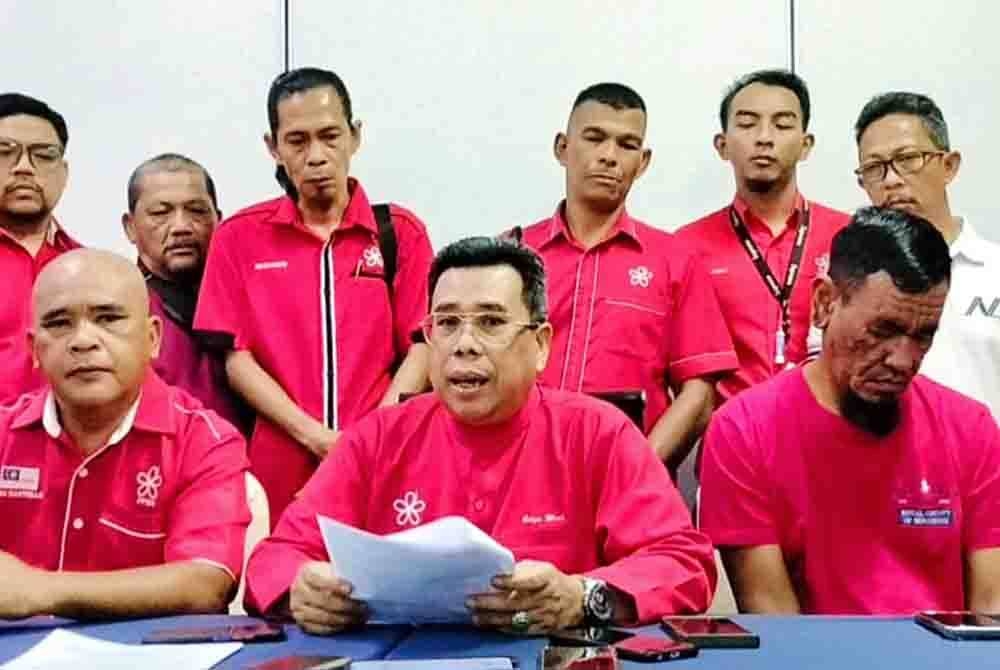 Ahmad (duduk, tengah) ketika sidang akhbar pada Selasa.