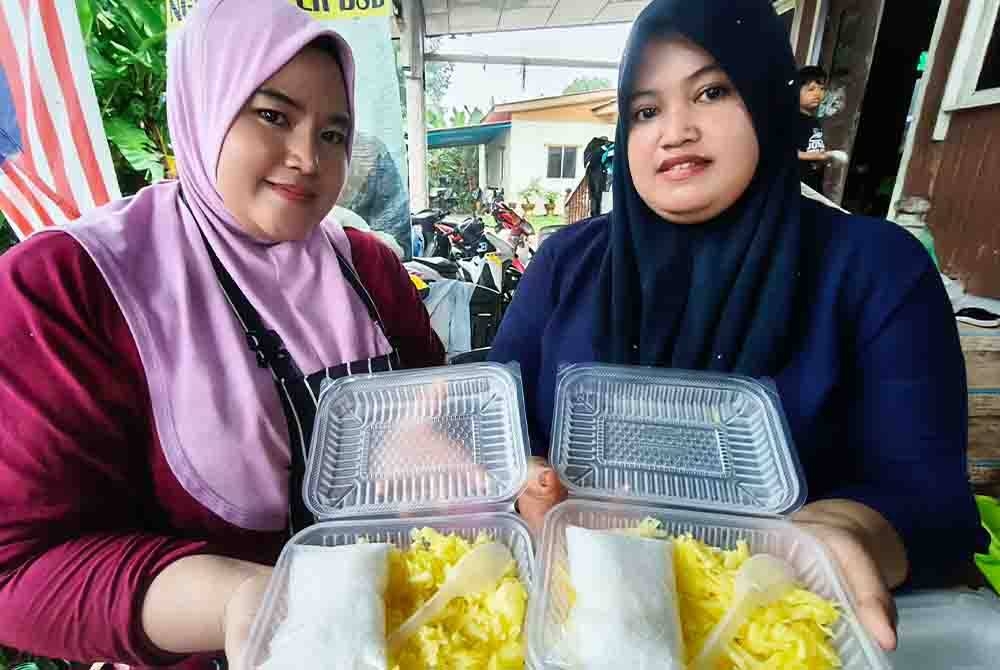 Nor Harlizam (kiri) bersama adiknya, Nor Syairah menunjukkan hidangan 'ubi tonyoh' yang diperbuat daripada ubi kayu kuning di kedainya di Kampung Bunut Sarang Burung.