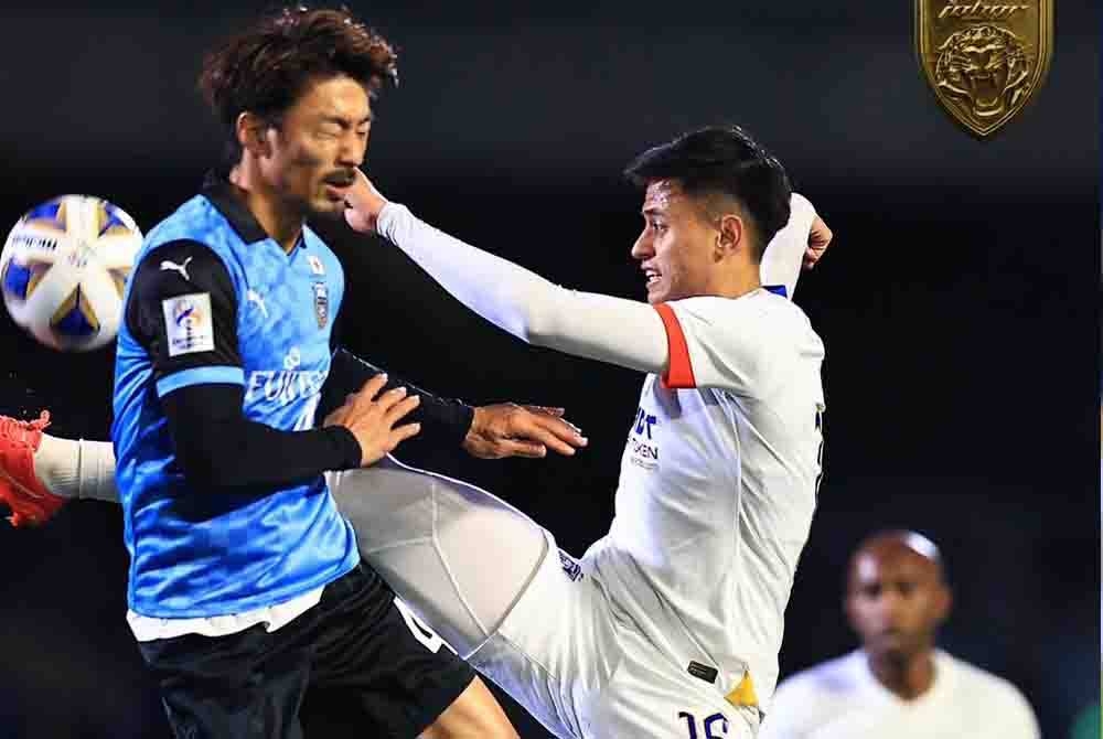 Aksi pemain pertahanan JDT, Feroz Baharudin (dua dari kiri) ketika menentang Kawasaki dalam perlawanan Kumpulan I Liga Juara-Juara di Stadium Todokori pada Selasa. - Foto Johor Southern Tigers