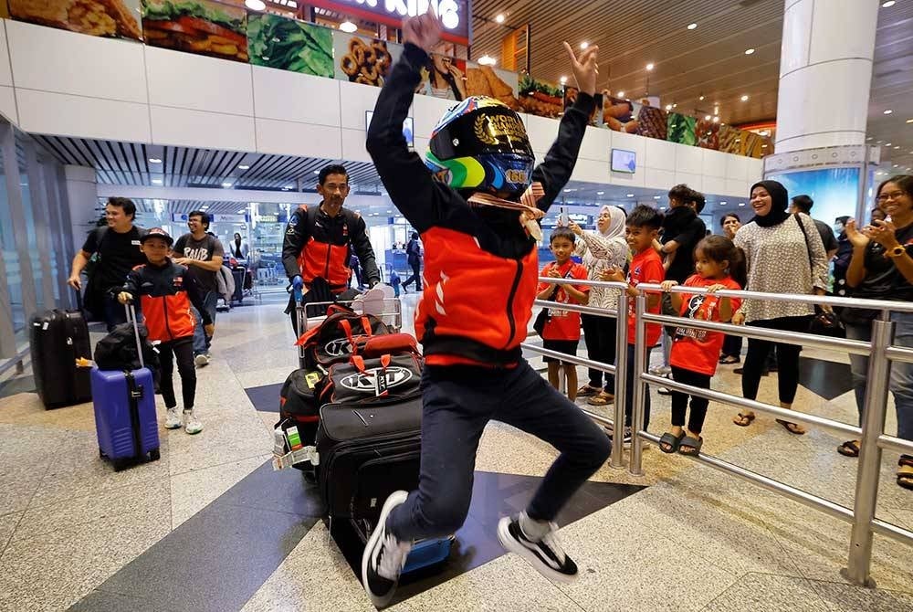 Qabil dinobatkan selaku juara dunia selepas menyapu bersih kesemua tiga perlumbaan pada Kejohanan Motosikal Siri Dunia FIM MiniGP bagi kelas 160cc di Litar Ricardo Tormo, Valencia. - Foto Bernama