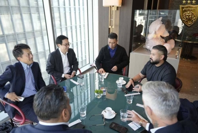 TMJ (kanan) berbincang dengan wakil J. League mengenai pelaburan dan pembelian saham kelab bola sepak Jepun. Foto Facebook Johor Southern Tigers.
