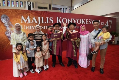 Md Damiri (tiga dari kanan) bersama anak dan cucu-cucunya meraikan kejayaan meraih gelaran PhD selepas tamat Majlis Konvokesyen UPM pada Isnin. -Foto: FB UPM