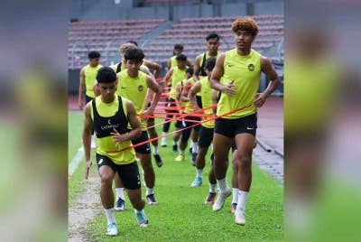 Pemain Harimau Muda giat menjalani latihan sebagai persediaan pusingan akhir Piala Asia B-23 Qatar 2024. - Foto: FAM