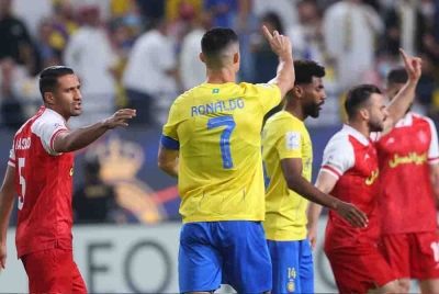 Ronaldo menunjukkan isyarat jari menolak penalti. Foto AFP