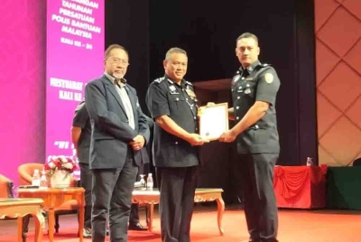 Aidi menyampaikan sijil penghargaan kepada polis bantuan
sempena MAPA kali ke-34 2023 pada Selasa.
