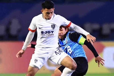 Tonggak JDT, Arif Aiman Hanapi (depan) cuba melepasi kawalan pemain Kawasaki Frontale dalam aksi Liga Juara-Juara di Stadium Todokori, pada Selasa. - Foto Johor Southern Tigers