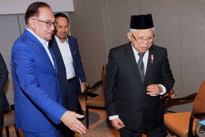 Anwar (kiri) menerima kunjungan Ma'aruf mewakili Presiden Indonesia sempena Forum Perniagaan Muslim Global pada Selasa. - Foto Bernama