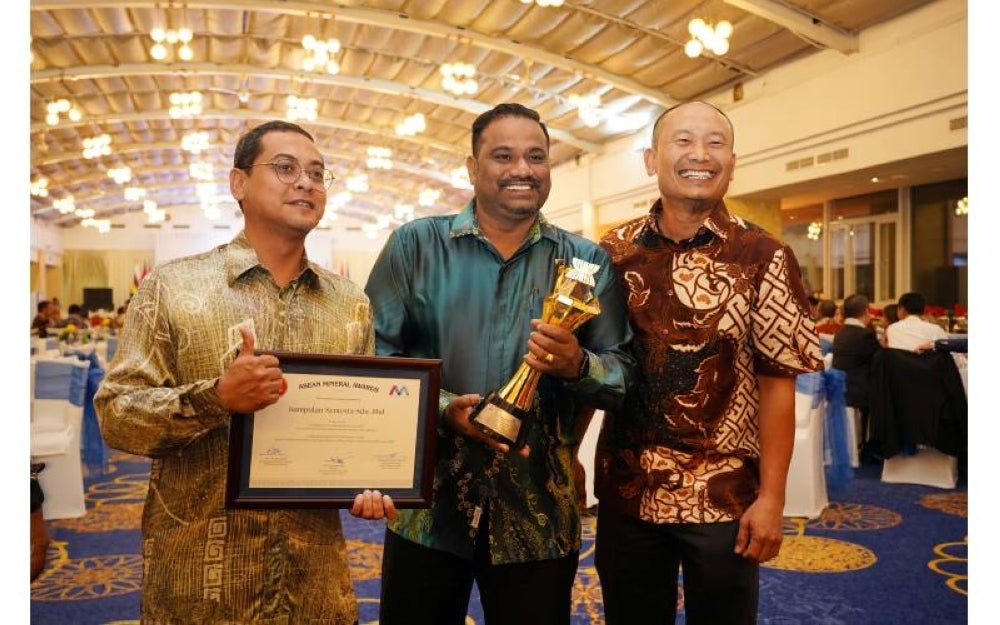 Ketua Pengawai Operasi KSSB, Mohamed Fariz Ghazali (kiri) bersama Ahli Lembaga Pengarah KSSB, Siva Kumar a/l Periasamy masing-masing menunjukkan sijil serta trofi yang diraih KSSB.