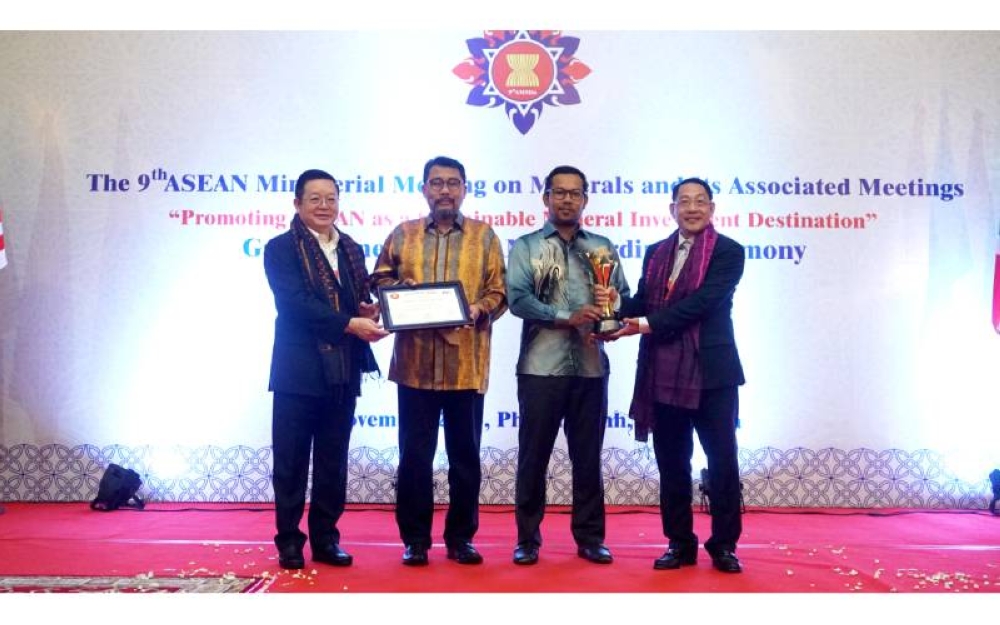Ketua Jabatan Pemasaran dan Perdagangan KSSB, Mohd Nizam Mohd Ishak (dua dari kiri) bersama Ketua Jabatan Perhubungan Teknikal KSSB, Ts Muhammad Faiz Zainuddin (dua dari kanan) masing-masing menerima sijil dan trofi anugerah Amalan Terbaik Dalam Perlombongan Mineral Bukan Logam sempena 3rd ASEAN Mineral Awards 2023.
