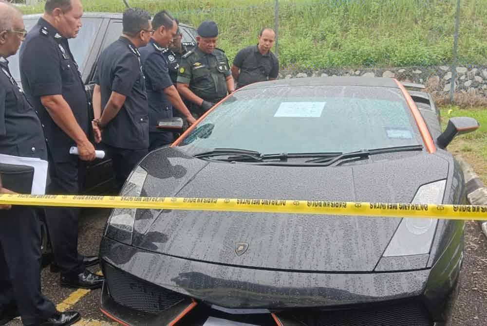 Sebuah kereta mewah yang dirampas dalam serbuan berkenaan.