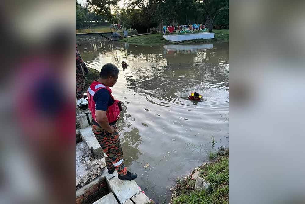 Kelihatan anggota bomba melakukan penyelaman bagi mengesan penunggang motosikal.
(Foto Bomba)