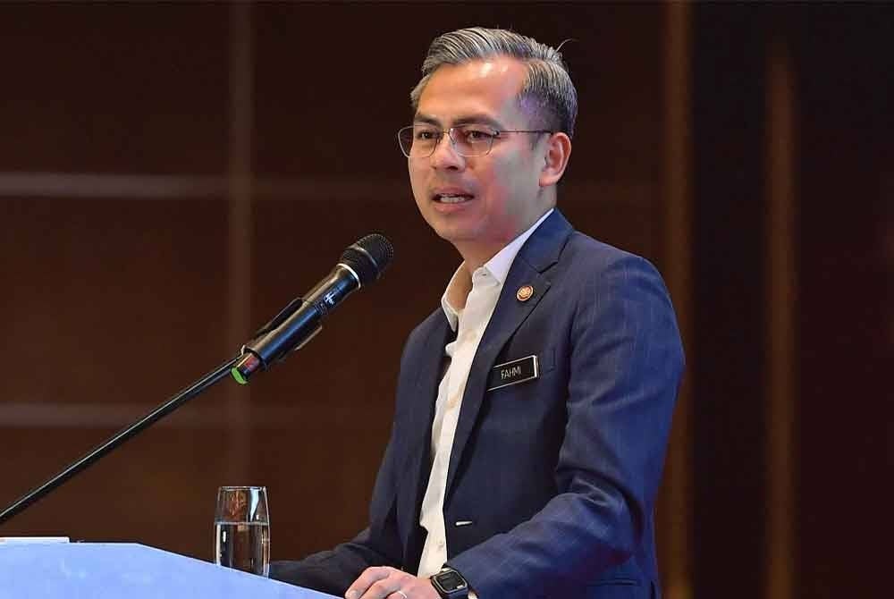 PETALING JAYA, Nov 29 -- Communications and Digital Minister Fahmi Fadzil delivering his speech during CX Summit 2023 Outlines Digitalisation and Artificial Intelligence Technology to Drive Contact Centre Industry at a hotel in Petaling Jaya today.
--fotoBERNAMA (2023) COPYRIGHT RESERVED