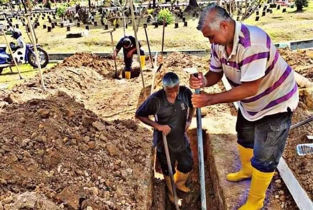 Gambar kenangan Mohammad Shadzri (kanan) ketika bertugas sebagai penggali kubur.