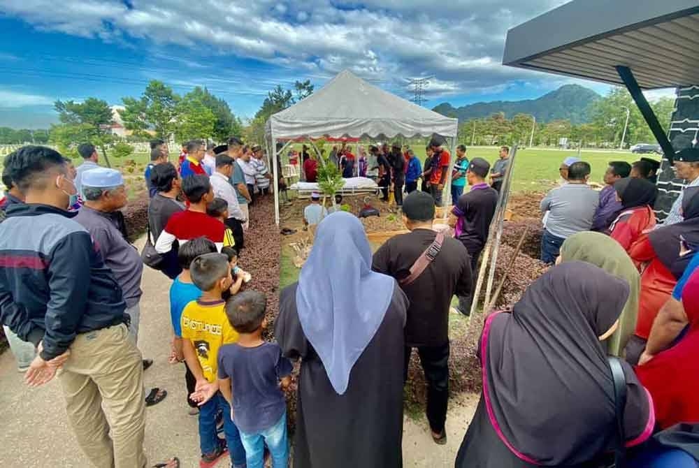 Majlis pengebumian Allahyarham Mohammad Shadzri dihadiri keluarga dan kenalan.