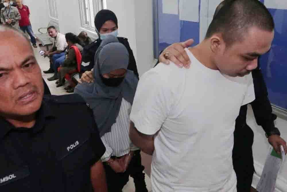 Tertuduh Ekalia (tengah) dan suaminya, Bartolomeus Fransceda (depan) menukar pengakuan kepada bersalah bersama-sana membunuh majikannya pada Mac 2019 di Mahkamah Tinggi Johor Bahru pada Rabu.