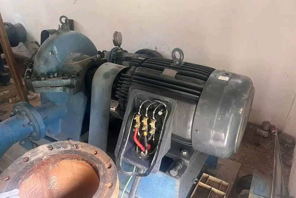 Pemaju sedang berusaha menyelesaikan masalah itu segera bagi memulihkan semula bekalan air di tiga apartmen terlibat.