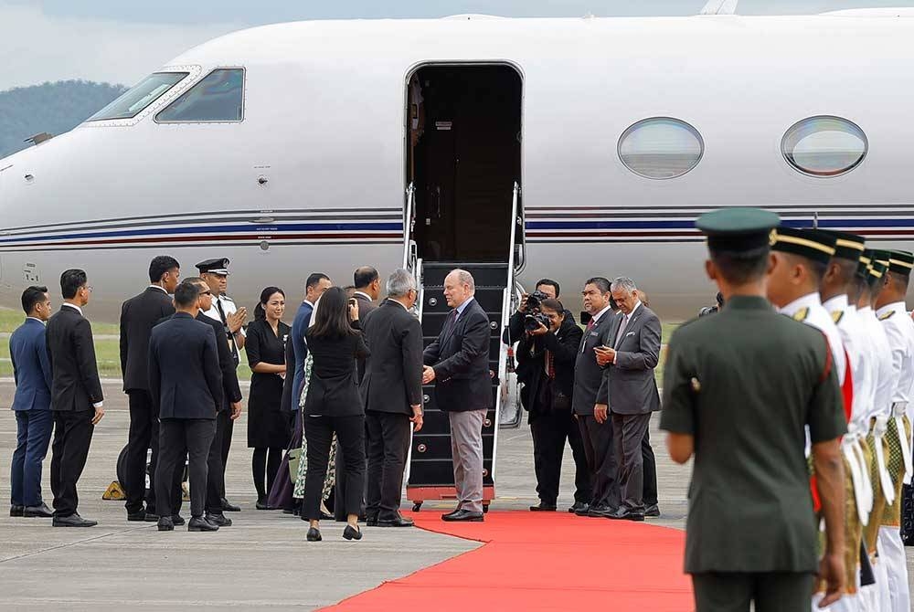 Putera Albert II berlepas ke Singapura selepas menamatkan lawatan negara pertamanya ke Malaysia yang bermula Ahad lepas. - Foto Bernama