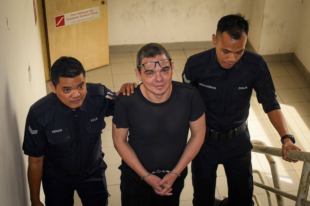 Yasin (tengah) ketika hadir ke Mahkamah Sesyen Petaling Jaya pada Rabu. FOTO: SINAR HARIAN/ MOHD RAFIQ REDZUAN HAMZAH