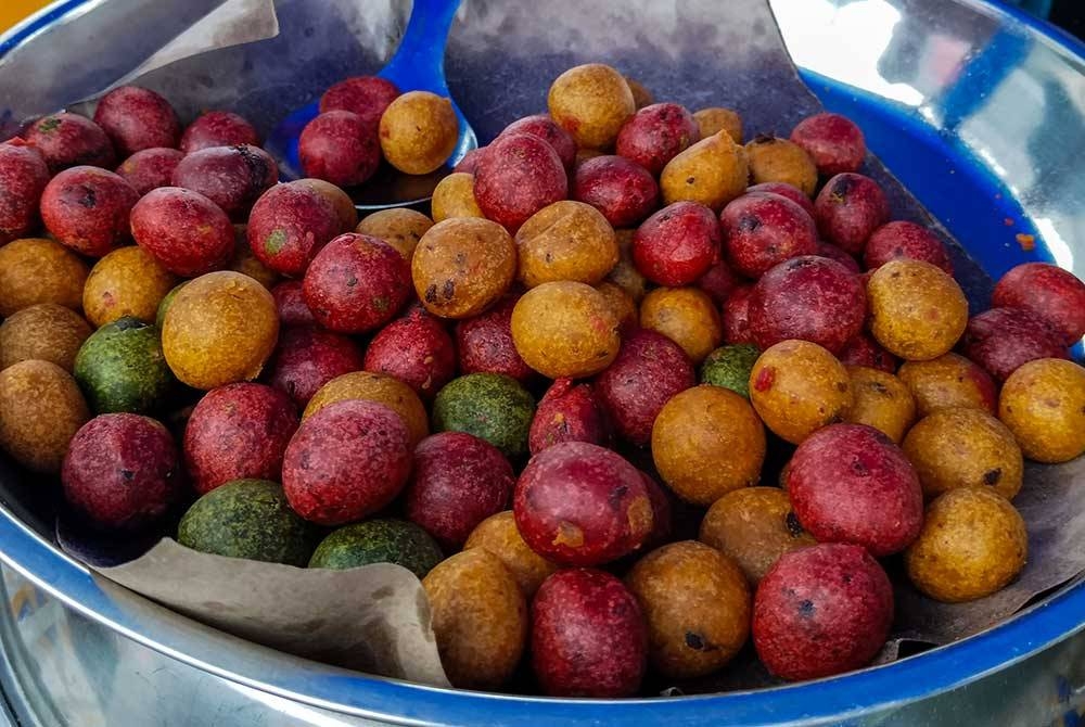 Menyelerakan... Kuih Cek Mek Molek yang diberi nama 'Dragon Ball' yang dijual Arash di Pasir Tumboh di sini. - Foto Bernama