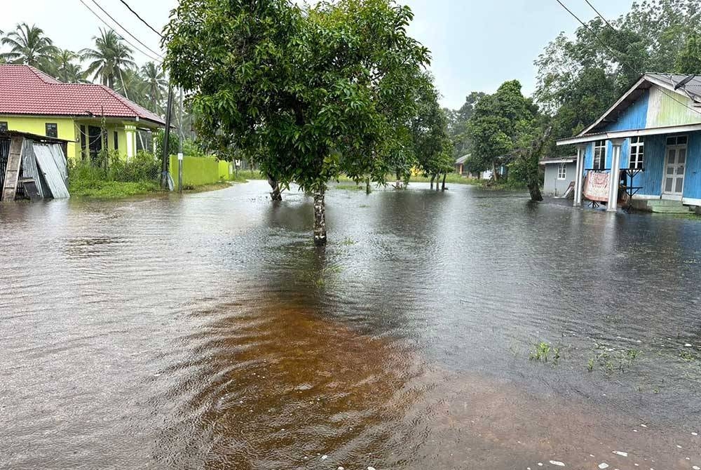 Keadaan jalan Kampung Tok Khalid, Peringat yang digenangi air.