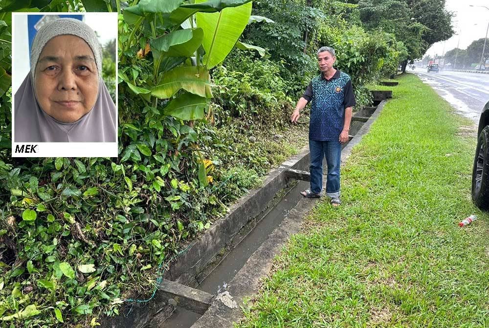 Che Hashim menunjukkan air dalam longkang yang mengalir perlahan.