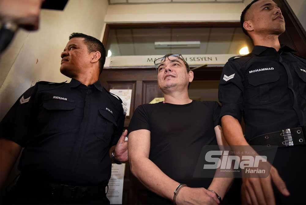 Yasin (tengah) ketika hadir ke Mahkamah Sesyen Petaling Jaya pada Rabu. FOTO: SINAR HARIAN/ MOHD RAFIQ REDZUAN HAMZAH