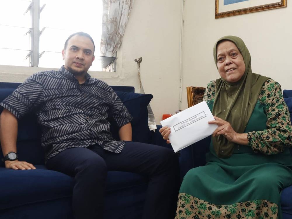 Sumbangan itu diserahkan oleh Setiausaha Politik beliau Ahmad Farhan Fauzi yang menziarahi pelakon tersebut di Cheras pagi tadi.- - Foto FB Anwar Ibrahim.