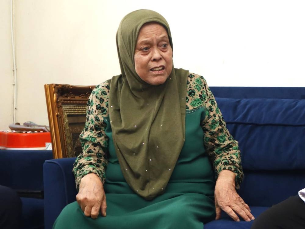 Mak Jah, 74, mendedahkan beliau sudah tidak mampu menerima tawaran lakonan gara-gara masalah kesihatan yang tidak mengizinkan. - Foto FB Anwar Ibrahim.