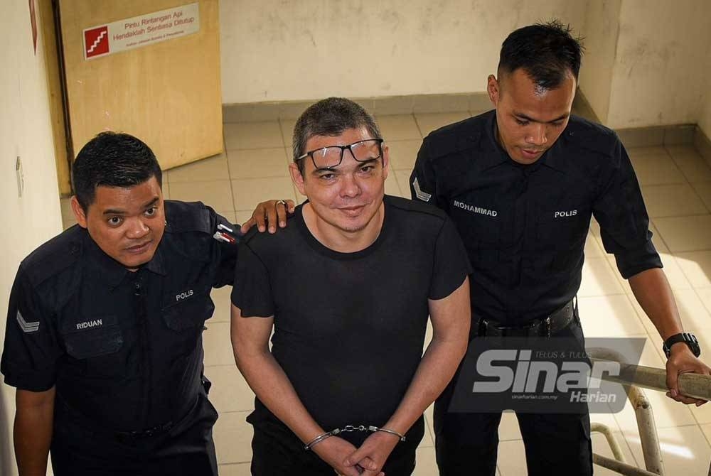 Yasin (tengah) ketika hadir ke Mahkamah Sesyen Petaling Jaya pada Rabu. FOTO: SINAR HARIAN/ MOHD RAFIQ REDZUAN HAMZAH