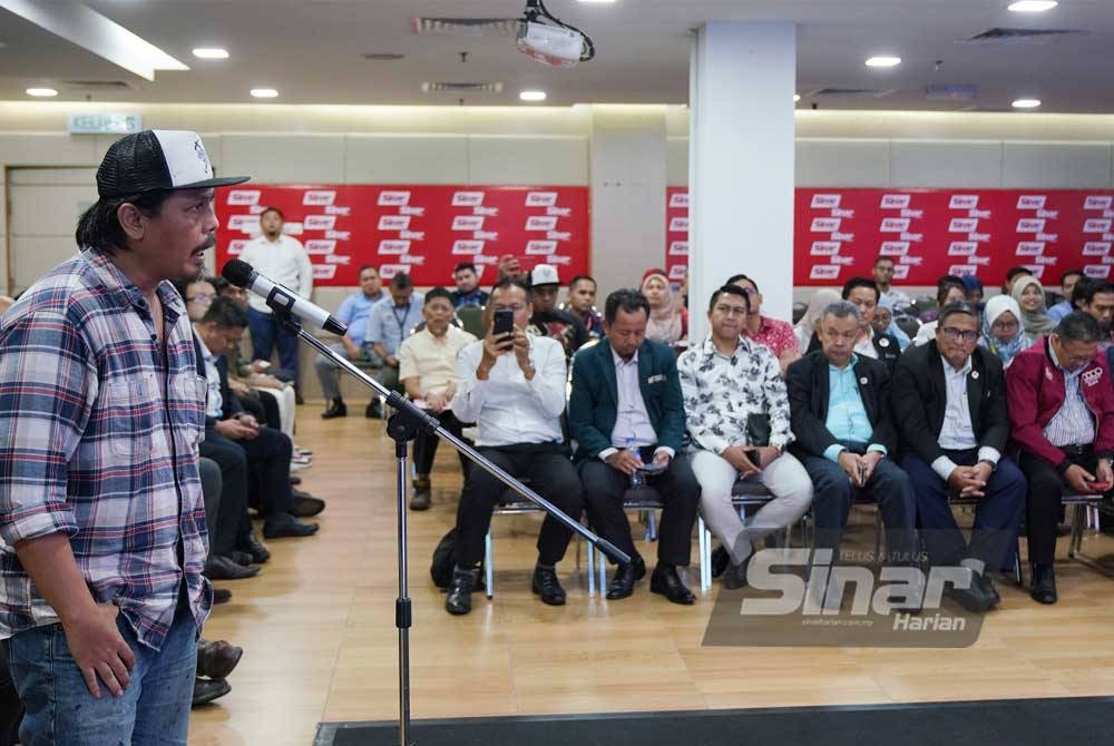 Salah seorang penonton bertanyakan soalan kepada Alexander Nanta Linggi sewaktu sesi Town Hall Rakyat di Auditorium Kumpulan Karangkraf pada Rabu. FOTO: SINAR HARIAN/ ROSLI TALIB