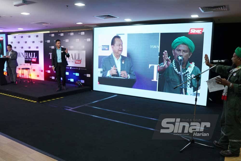 Salah seorang penonton bertanyakan soalan kepada Alexander Nanta Linggi (kiri) ketika Program Town Hall Rakyat yang berlangsung di Kompleks Kumpulan Karangkraf pada Rabu. FOTO: SINARHARIAN/ ROSLI TALIB