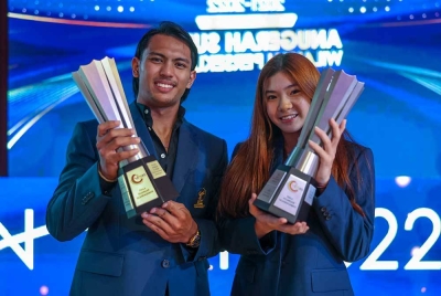 Erry Hidayat, Joe Ee bersama trofi masing-masing dinobatkan Olahragawati Wilayah Persekutuan pada Anugerah Sukan Wilayah Persekutuan malam ini.