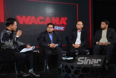 Muhammad Rafique (kanan) pada Wacana ke-422 yang membincangkan tajuk Selepas Setahun Anwar PM. Turut serta dari kiri: Ismail, Fakhrurrazi dan Iswardy. - Foto SINAR HARIAN/ ASRILASWANDI SHUKOR.