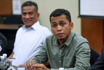 Abdul Wahab (kanan) dijangka mendedahkan identiti 'Mr H' susulan dipanggil Ibu Pejabat Polis Bukit Aman bagi memberi keterangan berhubung kes laporan polis dibuat Mohammad Agus.
